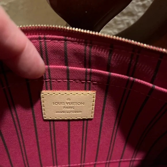 Louis Vuitton Neverfull Pouch - Picture 5 of 12